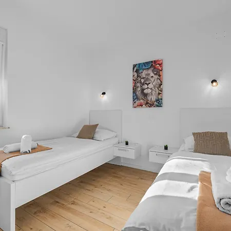 Magdalena Villa *