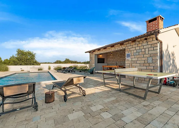 Magdalena Вилла *