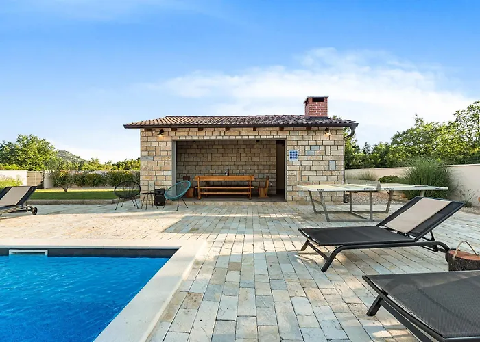 Magdalena Вилла *