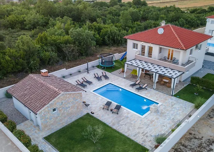 Magdalena Вилла *